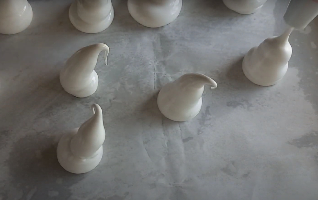 Дивовижний торт з привидами на Хелловін: рецепт шоколадного бісквіта для всієї родини